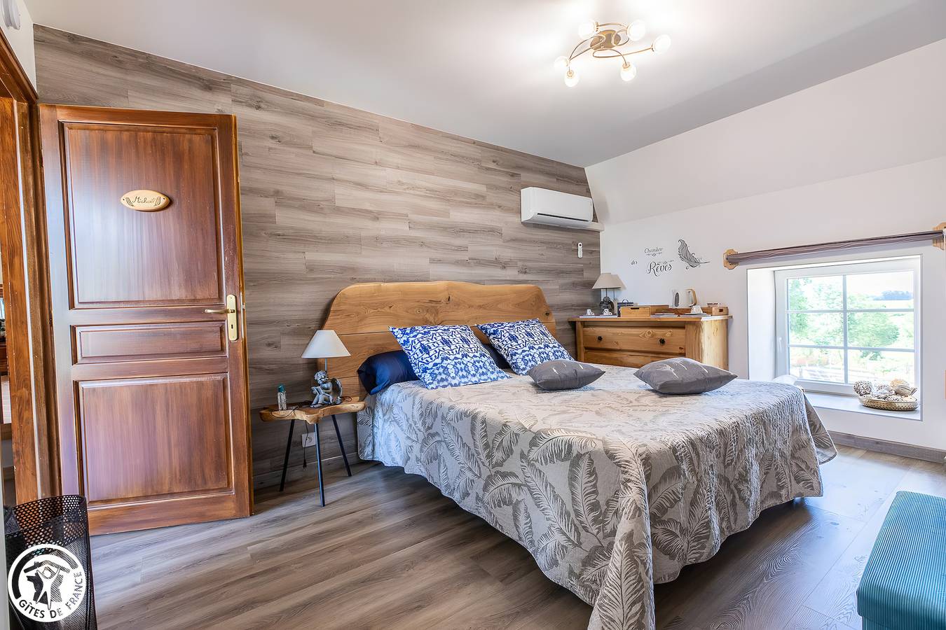 Chambre d’hôtes « Chambre Michaël » : vue montagne, jardin commun, climatisation in Singles (Puy-de-Dôme), Parc naturel régional des Volcans d'Auvergne