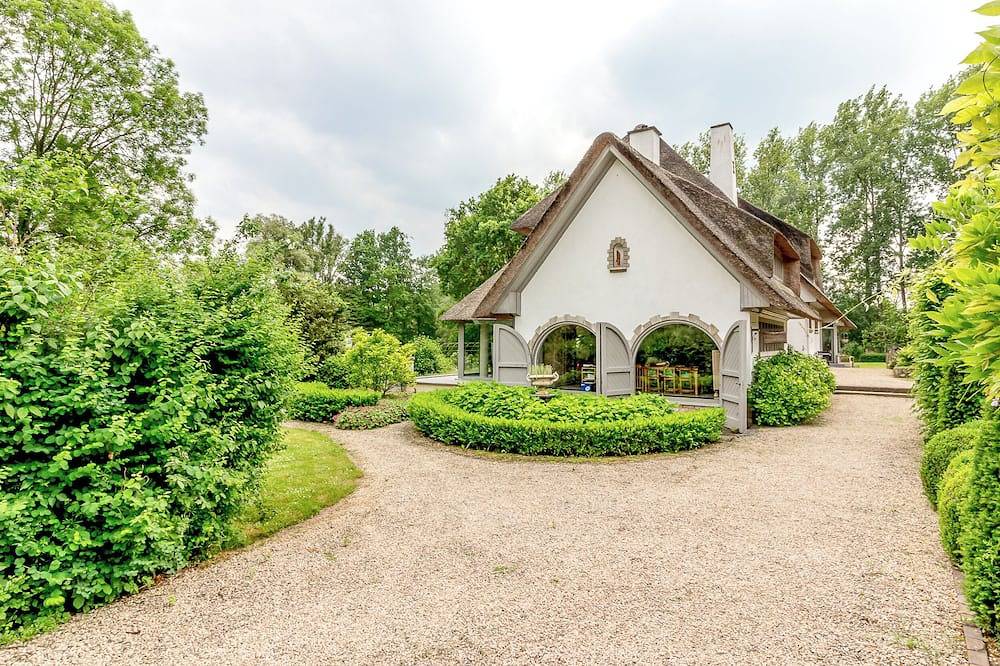 Gorgeous mansion in garden park — large parking, accessible & self check-in in Heverlee, Leuven