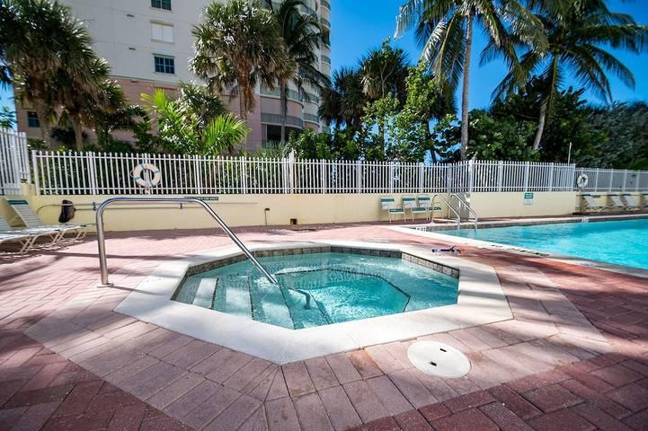 Vacation rental for 4 people, with balcony and hot tub in Marco Island