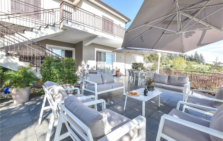 Apartamento con vistas al mar, aire acondicionado, piscina y terraza in Viagrande, Etna