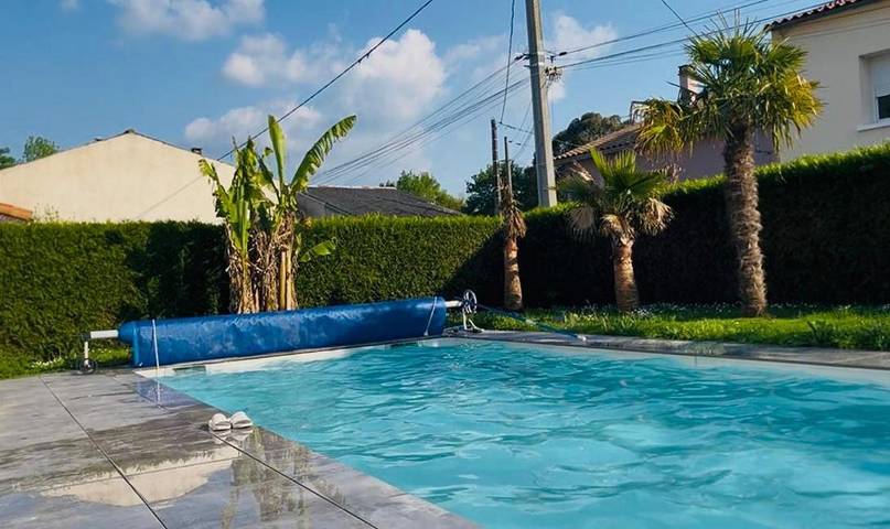 Location de vacances pour 8 personnes, avec jardin et piscine ainsi que terrasse et jacuzzi à Magné - 4