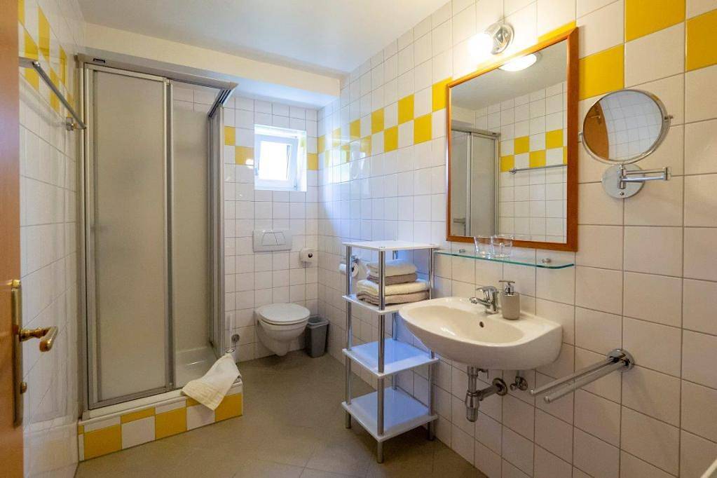Gästezimmer Ilse Brauneis - Doppelzimmer Marille mit kostenfreiem W-Lan in Mautern, Bezirk Krems an der Donau-Land