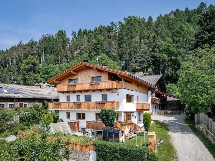 Ferienwohnung für 4 Personen, mit Balkon und Terrasse sowie Garten und Ausblick in Brixen