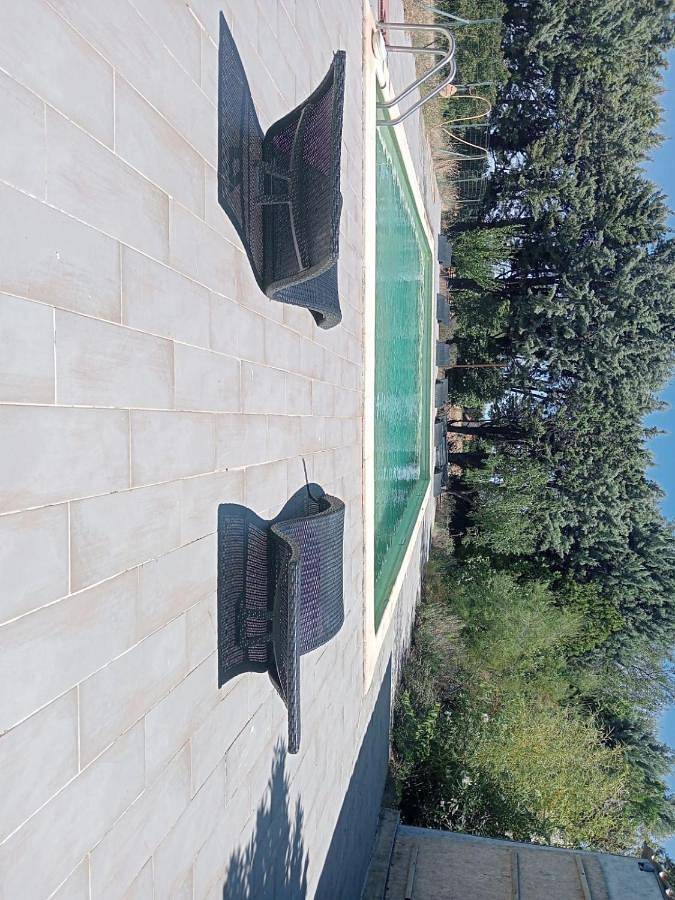 Chambre d’hôte pour 4 personnes, avec piscine et jardin ainsi que vue et terrasse