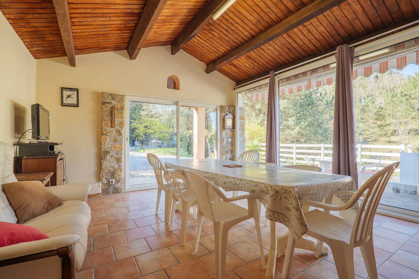 Gîte de la Troulière: Seeblick, private Terrasse und eigener Garten in Banne, Cevennen