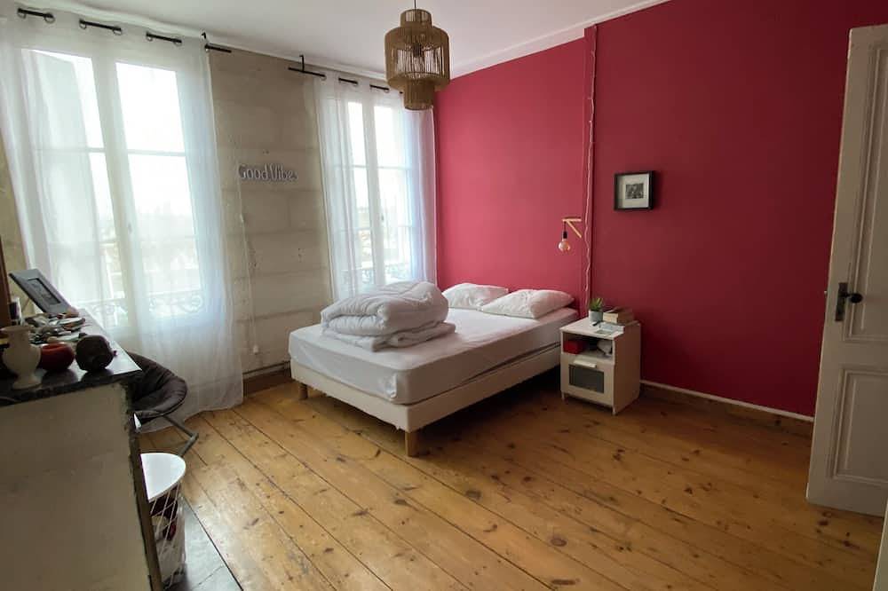 Character house in town center. Ideal for friends and families! in Puente troncoencefálico, Saintes region