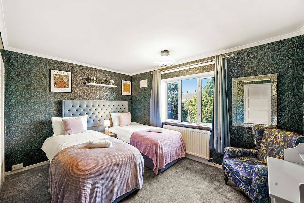 Beautiful 5 Bedroom House Free Parking, Aylesbury in Aylesbury, Chiltern Hills