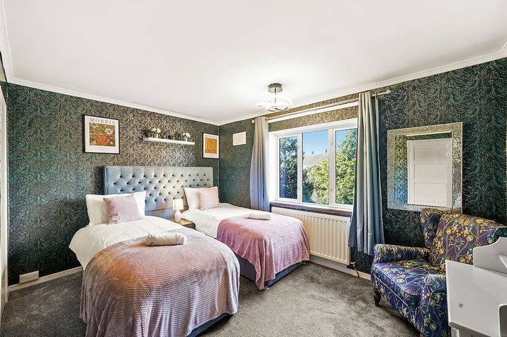 Beautiful 5 Bedroom House Free Parking, Aylesbury in Aylesbury, Chiltern Hills