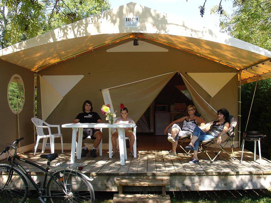 Flower Camping les 3 Ours - Tente 5 personnes - Lodge Du Trappeur Standard sans sanitaires in Montbarrey, Jura