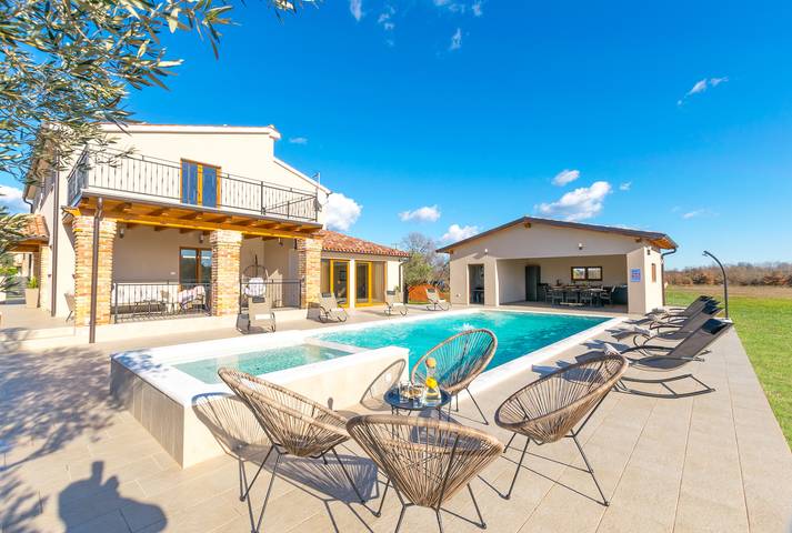Villa pour 7 personnes, avec piscine ainsi que jardin et balcon à Loborika