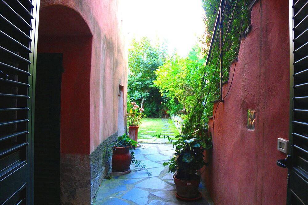 Entire apartment, Idyllic air-conditioned apartment with private garden, by the sea in San Terenzo, Lerici Municipality