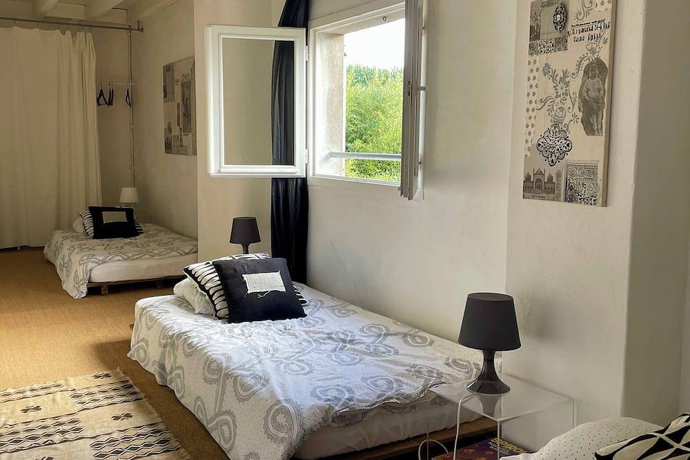 Le Chai: Between sea and mountains, spacious gîte with private pool. in Labastide-Villefranche, Béarn
