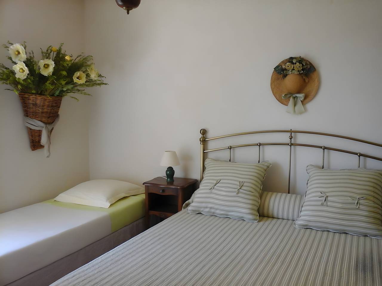 Bed and Breakfast 'La Fenière' with Shared Pool, Shared Terrace and Wi-Fi in Carcès, Brignoles region