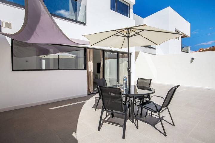 Hel lägenhet, Vacation Apartment 'Las Cuestitas Sol' with Mountain View, Private Terrace and Wi-Fi in Pájara, Fuerteventura