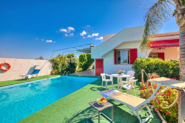Casa vacanza per 7 persone, con Terrazza e Giardino nonché Piscina a Torre Squillace