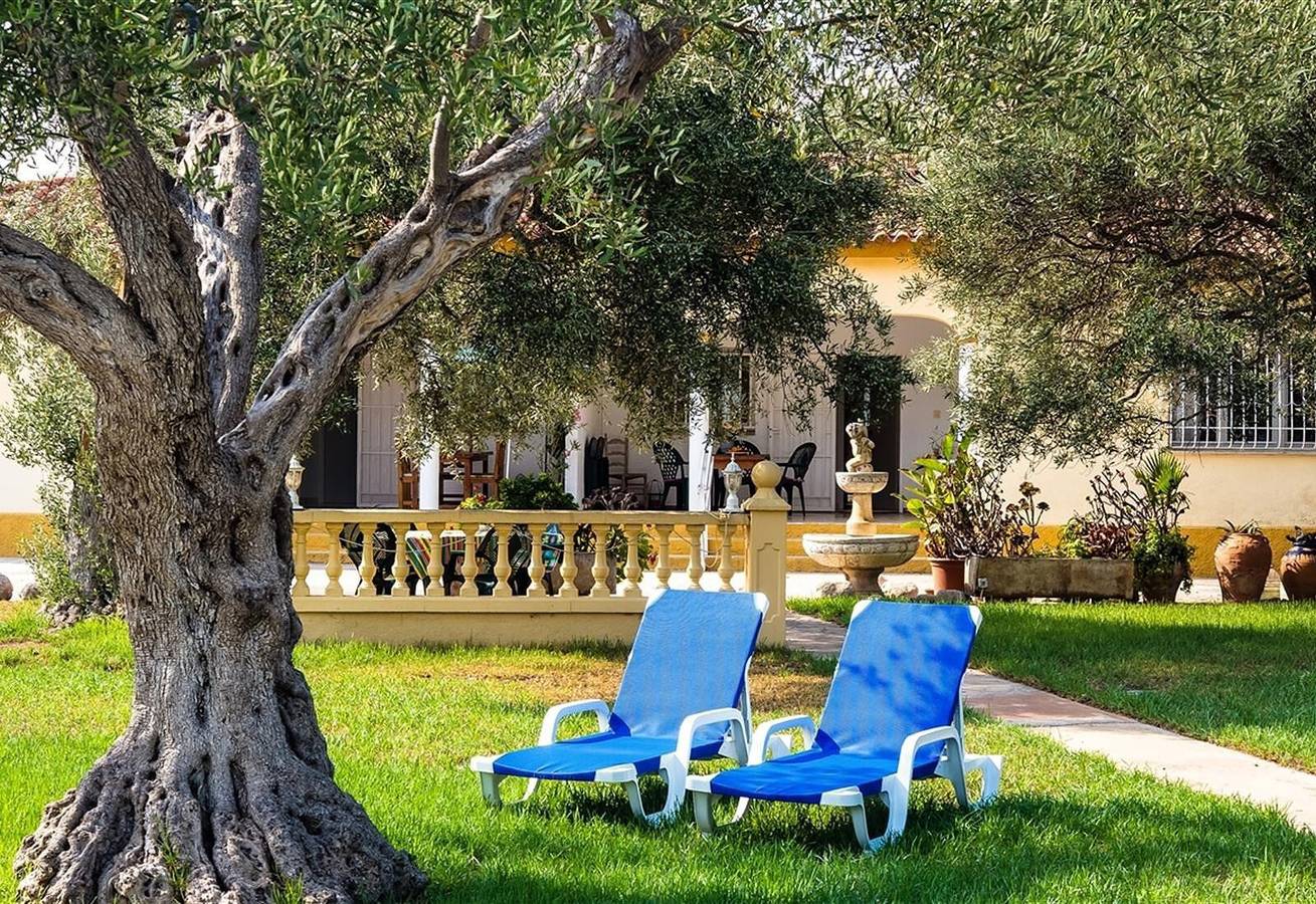 "Villa with great pool dog friendly" con piscina privada, jardín, terrazas, barbacoa y Wi-Fi in Zona Triador, Vinaroz