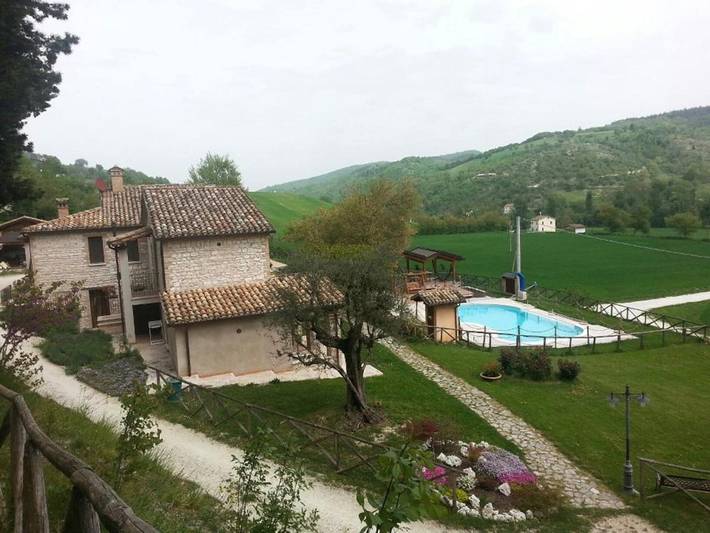 Privatzimmer für 3 Personen, mit Balkon und Whirlpool sowie Terrasse und Garten