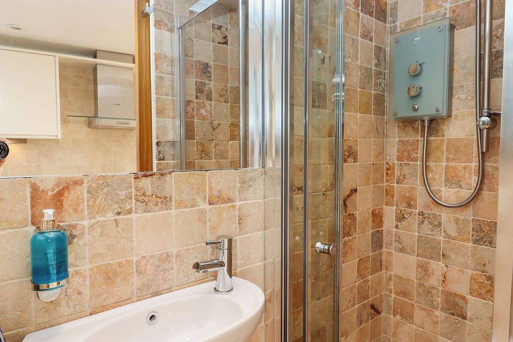 Beach Hut 5, romantic, country holiday cottage in Shaldon in Shaldon, Devon