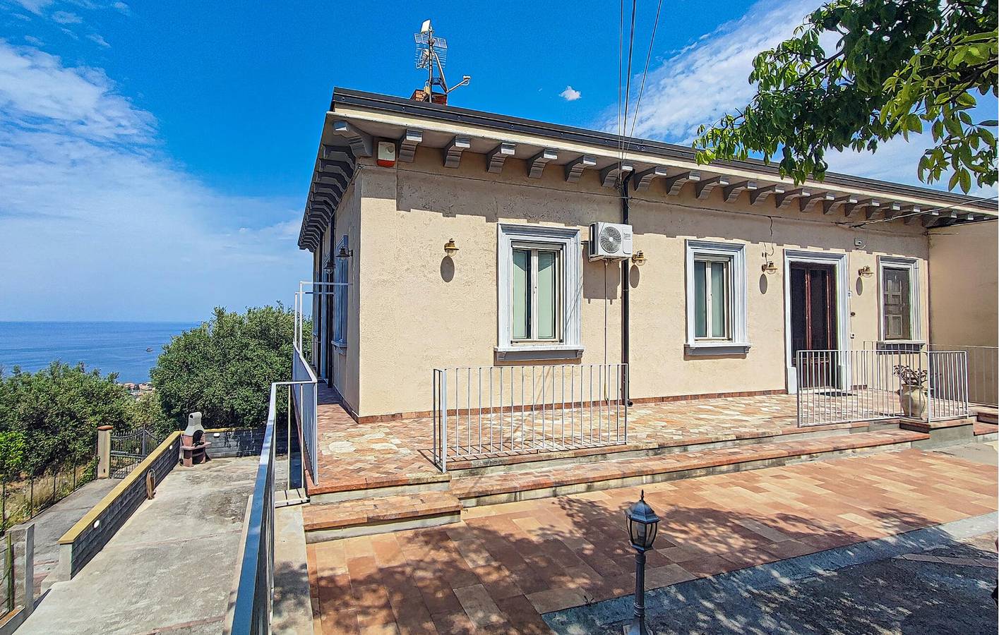 Geräumige Wohnung mit Meerblick, Garten und Terrasse, 1,5 km vom Strand entfernt in Patti, Messina Provinz