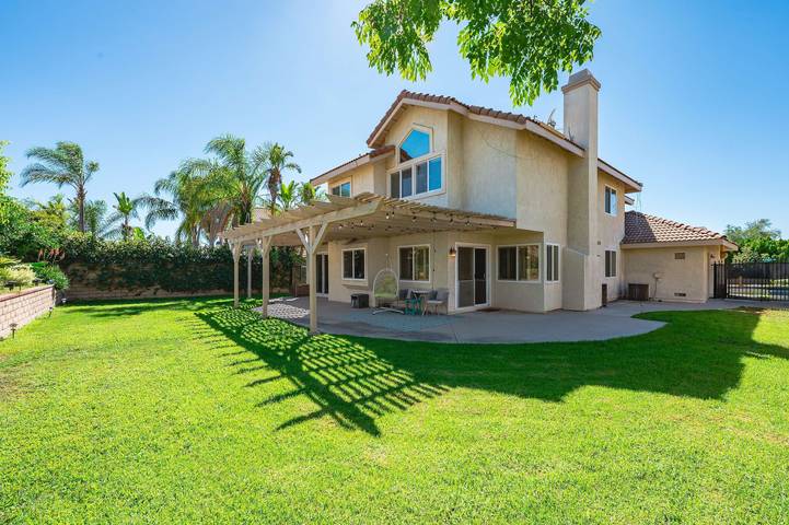 Vacation rental for 8 people, with yard and balcony, kid friendly in Ontario (CA)