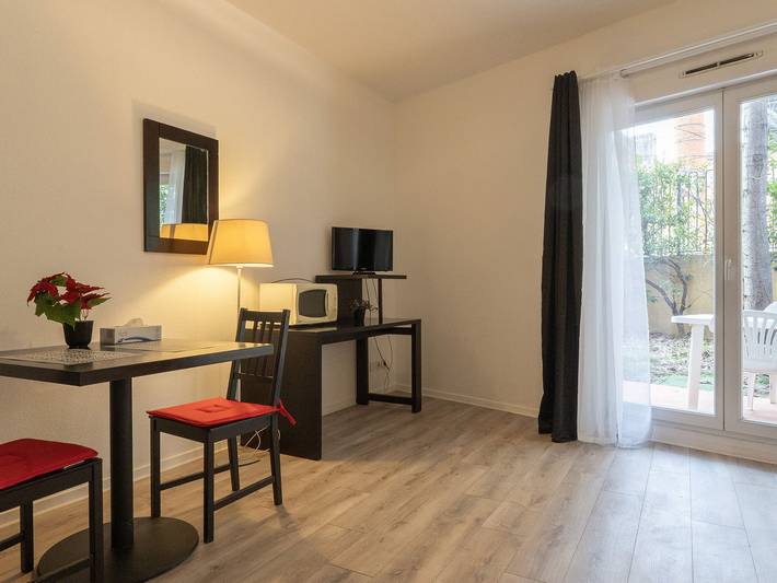 Ganze Wohnung, Charmantes Studio mit Pool & Terrasse – Haustierfrei in Grasse, Mittelmeerküste (Frankreich)