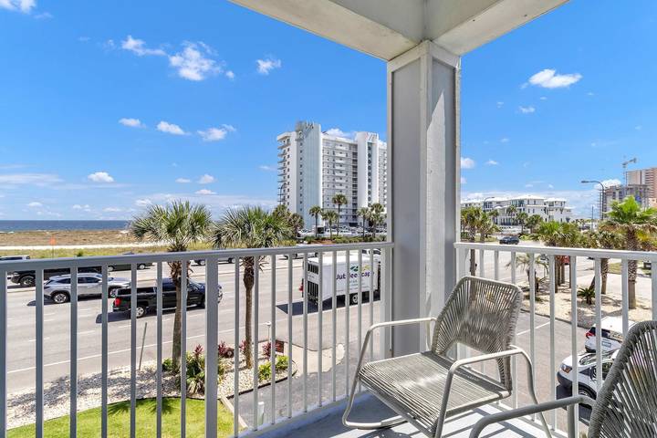 Vacation rental for 5 people, with balcony and pool, kid friendly in Baldwin County