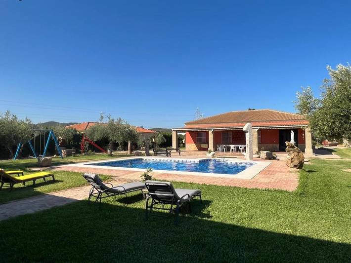 Location de vacances pour 12 personnes, avec Terrasse ainsi que Jardin et Piscine à Lora del Río