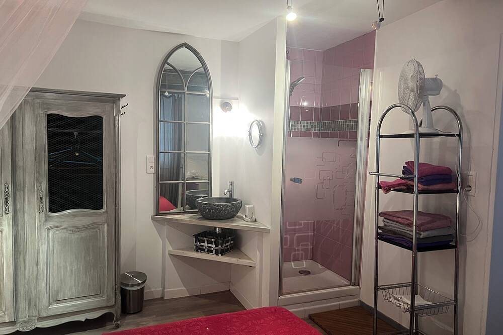 Appartement entier, Appartement dans villa de charme avec piscine. in Caveirac, Région de Nîmes