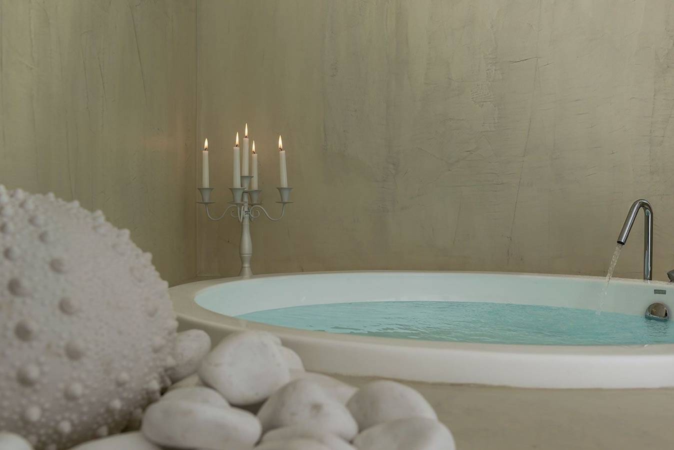 Magical Senior Suite with Outdoor Heated Plunge Pool & Indoor Heated Jacuzzi in Firostefani, Thera