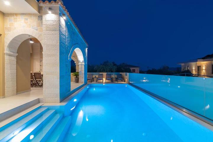 Ferienhaus für 10 Personen, mit Balkon und Whirlpool sowie Terrasse und Pool in Kalamaki - 4