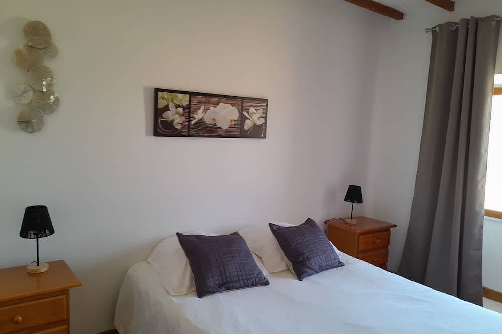 Air-conditioned, fenced-in, comfortable Provence gite close to shops. in Eyragues, Arles und Umgebung