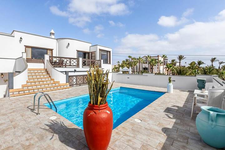 Casa rural para 10 personas, con jardín además de vistas y piscina, Se admiten mascotas en San Bartolomé - 2