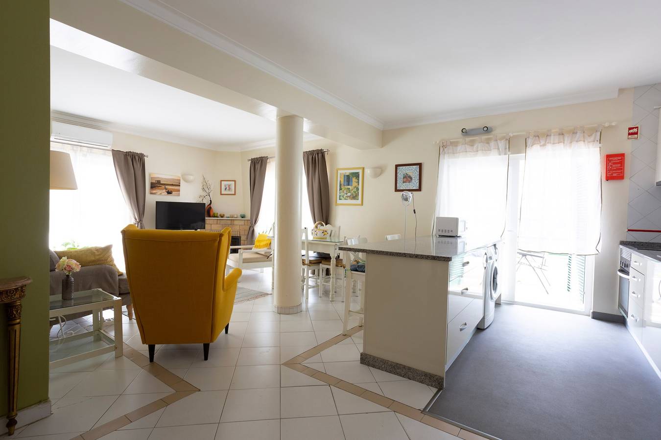 Appartement entier, Appartement de vacances "Tyler" avec Wi-Fi, jardin, terrasses et piscine partagée in Alvor, District de Faro