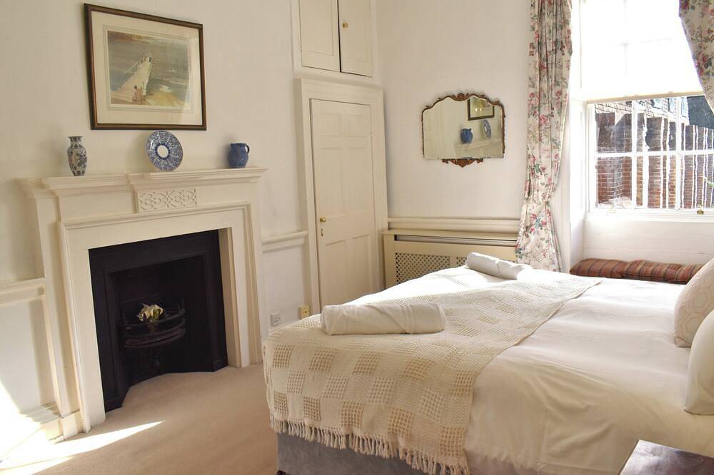 Large celebration Town House in Chichester City Centre. Great for groups/families! in Chichester, Sussex Occidental