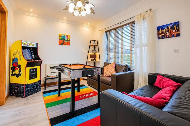 Family Fun Home: Hot Tub, Arcade, Game Room | 6Br in Cardiff, Cardiff und Umgebung
