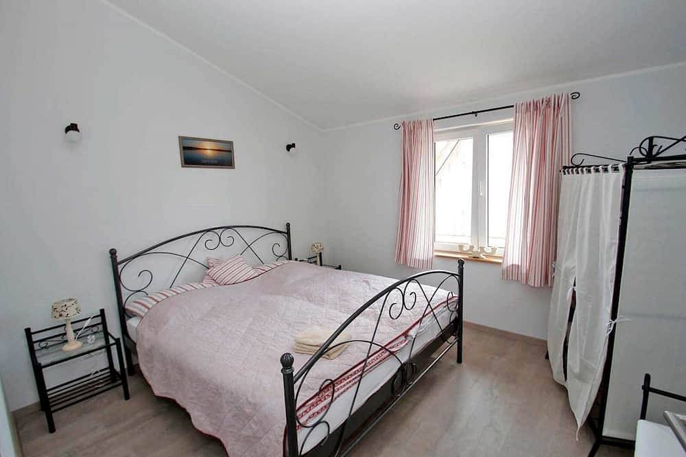 Ganze Wohnung, In märchenhafter Alleinlage im schönen Angeln, befindet sich unsere gemütliche Ferienwohnung \"Aschenputtel\" im modernen Landhaus Stil und großflächigem, gepflegten Außenbereich mit diversen Spielmöglichkeiten in Scheggerott, Schleswig-Flensburg