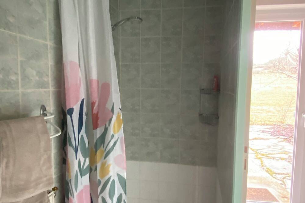 Ganze Wohnung, A 5-person vacation rental surrounded by nature, in the middle of meadows, with a terrace in Innimond, Belley