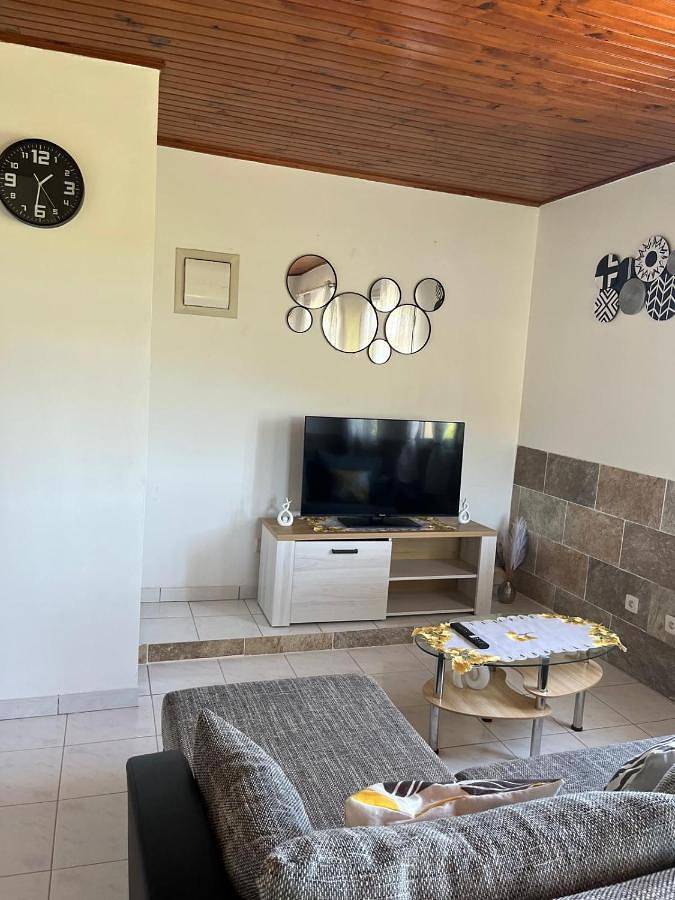 Gîte pour 3 personnes, avec piscine et terrasse à Saint-Esprit (homonymie) - 2