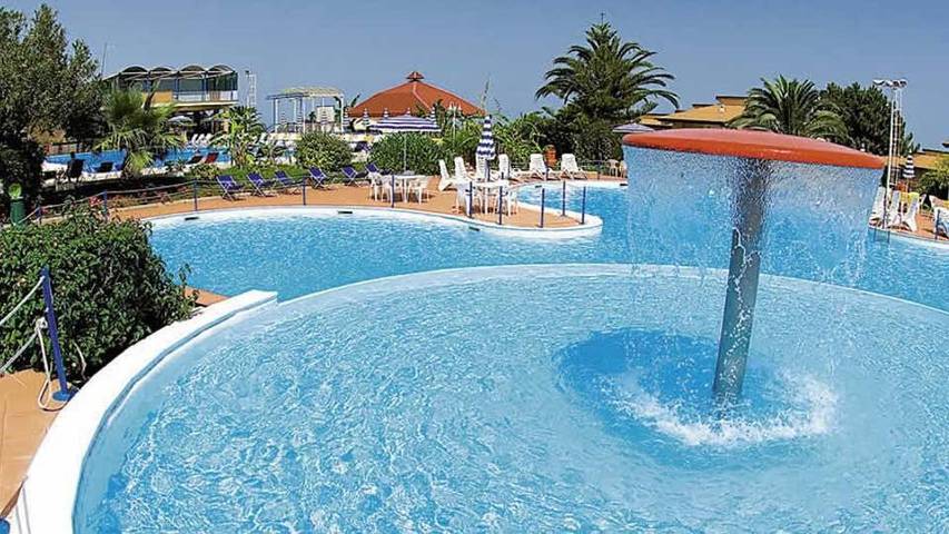 Apartahotel para 4 personas, con jardín además de vistas y piscina, Se admiten mascotas en Calabria