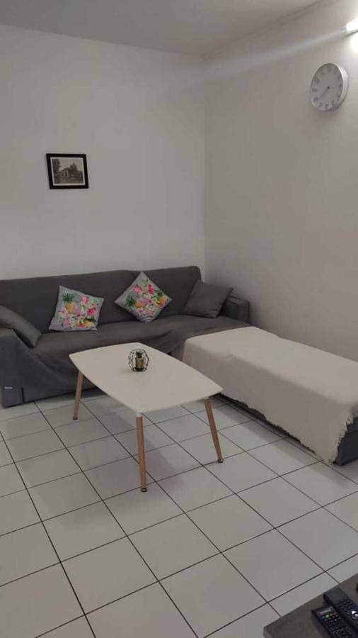 Gîte pour 3 personnes, avec terrasse dans Église catholique de Sainte-Anne