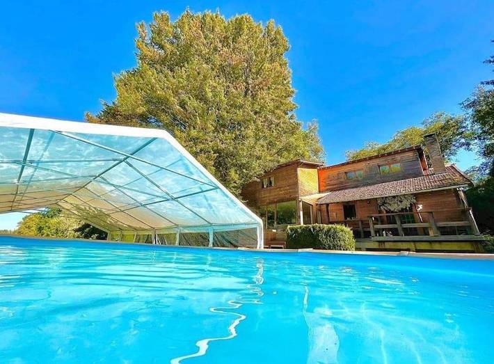 Chalet pour 13 personnes, avec jardin ainsi que jacuzzi et piscine, adapté aux familles dans Seine-et-Marne