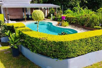 Gîte pour 2 personnes, avec jardin ainsi que vue et piscine à Sainte-Suzanne