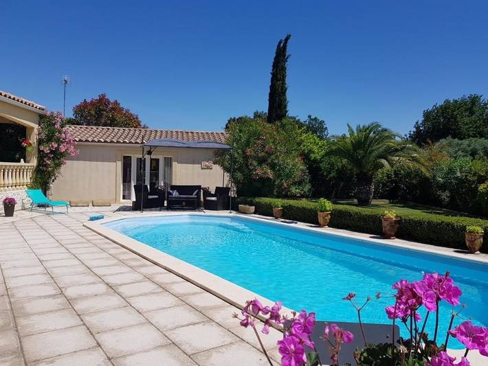 Chambre d’hôte pour 4 personnes, avec Terrasse et Jardin ainsi que Piscine et Vue à Arpaillargues-et-Aureillac