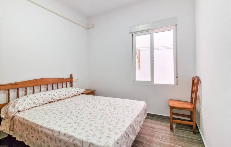 Apartamento vacacional entero, Acogedor apartamento de 90 m2 con terraza, aire acondicionado y playa cerca in Torrevieja Centro, Torrevieja