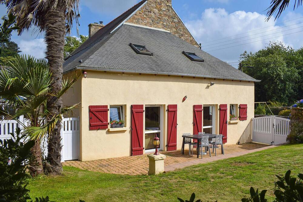 3 bedroom awesome home in Lézardrieux in Lézardrieux, Pink Granite Coast