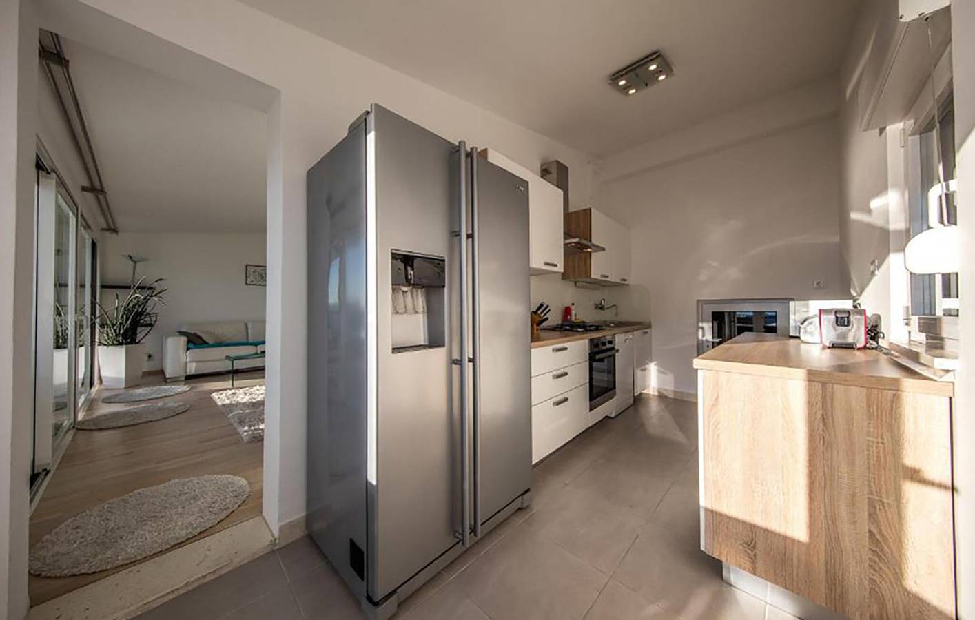 Escapade en bord de mer : appartement moderne avec piscine et garage, à 400 m de la plage in Grljevac (Podstrana), Podstrana