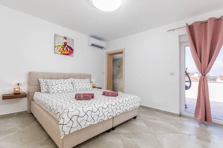 Brandneue Villa mit 6 Schlafzimmern, nur 1500m vom Strand, Dorf Valbandon in Valbandon, Südküste Istrien