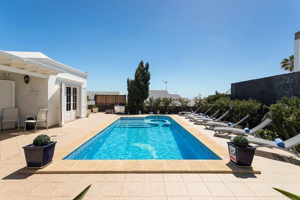 Alki by Buenavilla| A large villa with an amazing swimming pool in Puerto del Carmen, Tías