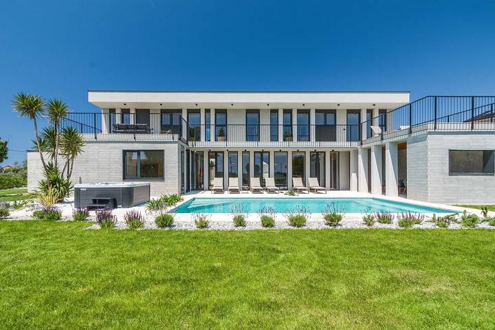 Villa für 8 Personen, mit Pool und Sauna sowie Garten - 1