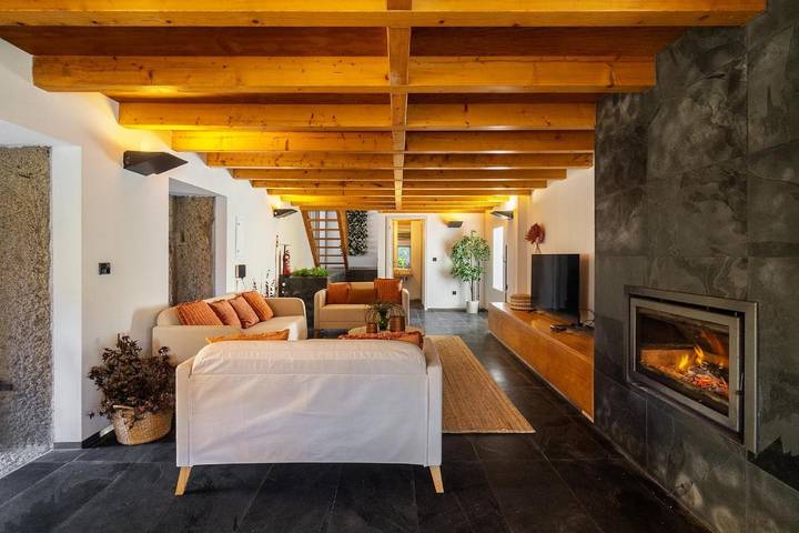 Gîte pour 16 personnes, avec jardin dans Arga de Baixo